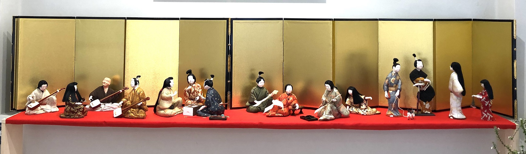 プレスリリース　国宝「彦根屏風」を模して造られた木目込み人形　15体を2年ぶりに展示中