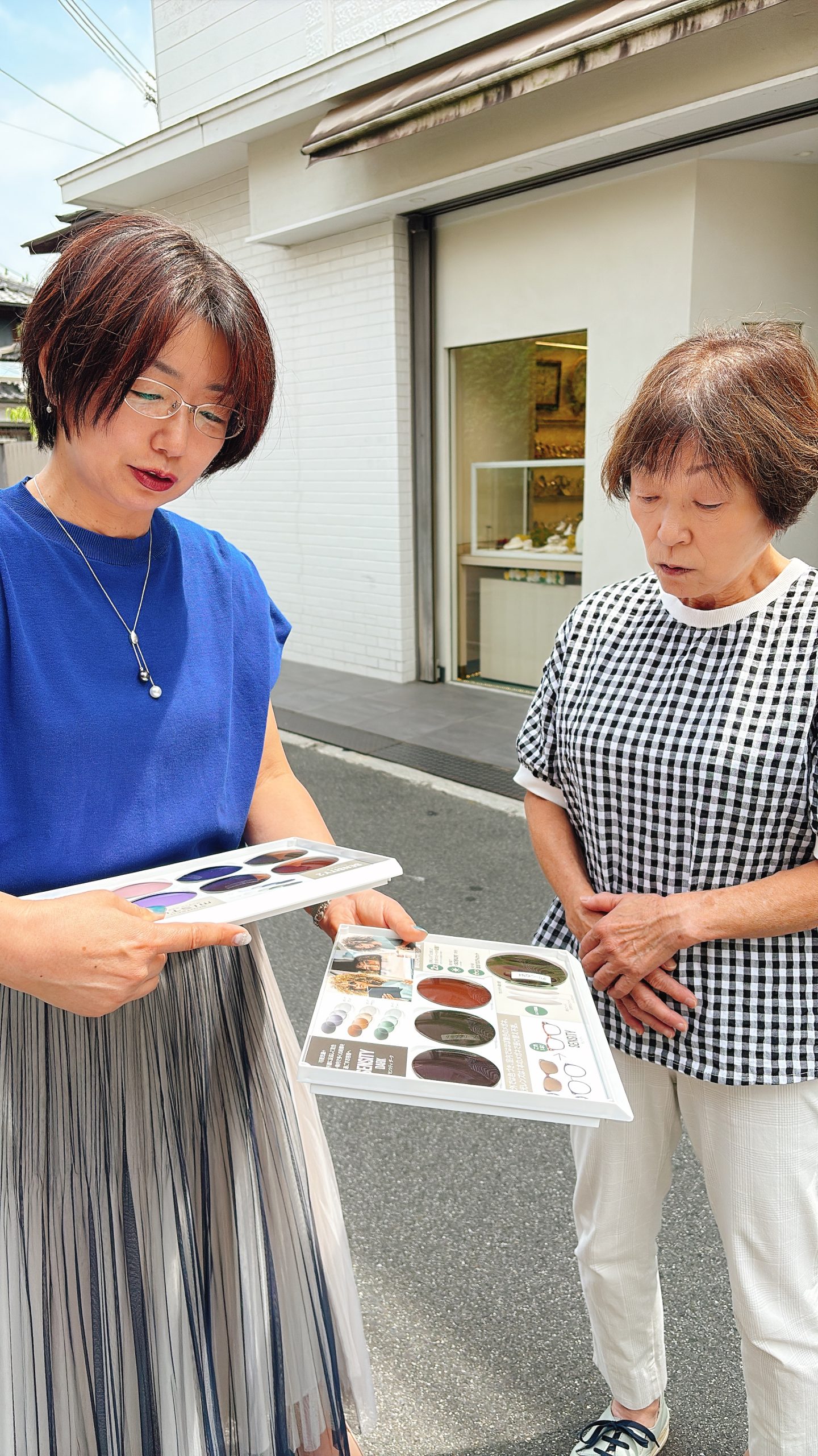 今年の夏はまぶしさMAX・度付きサングラスできます~調光レンズ編