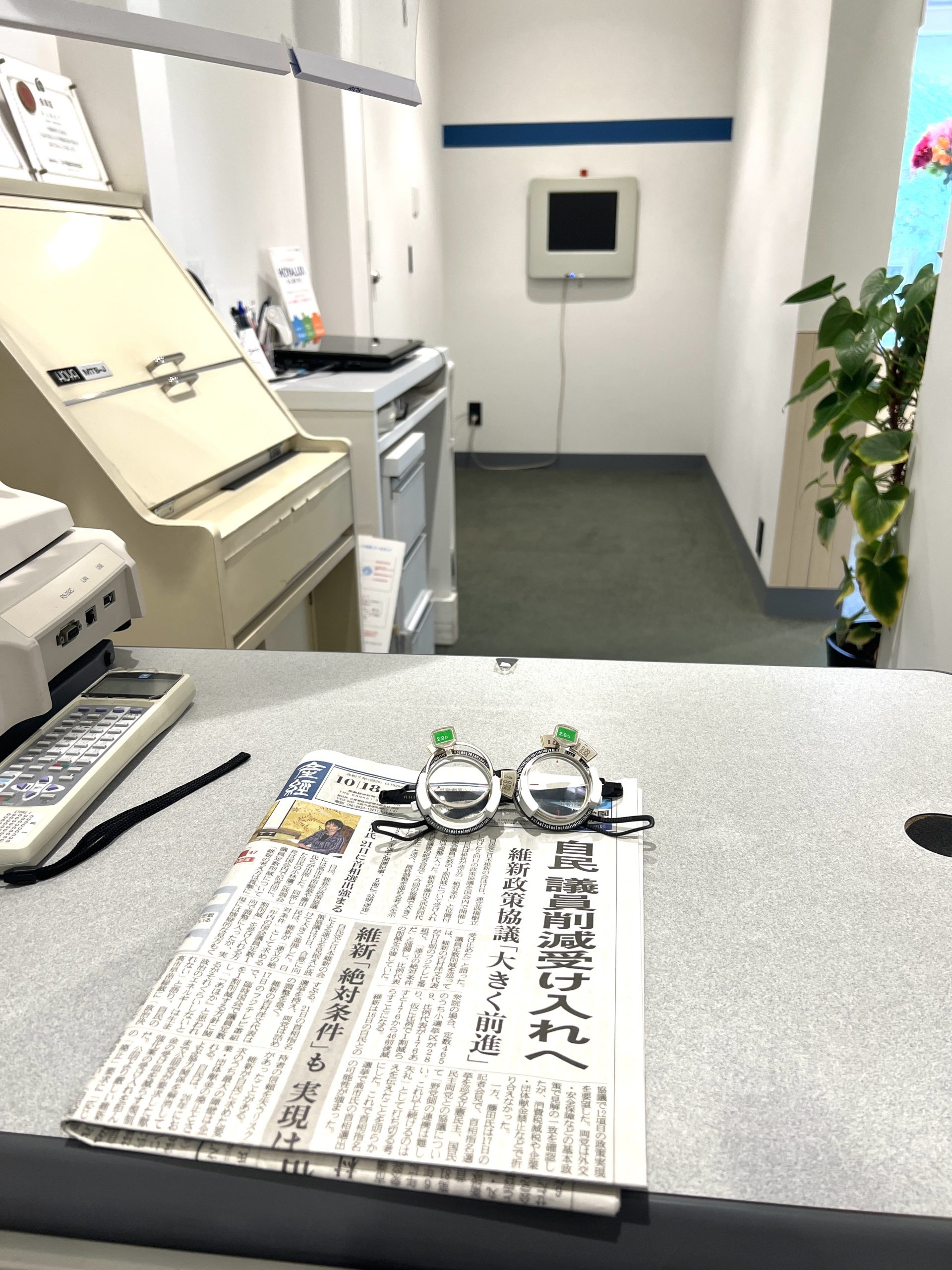 当店のメガネ測定室は、5mの距離をとっています