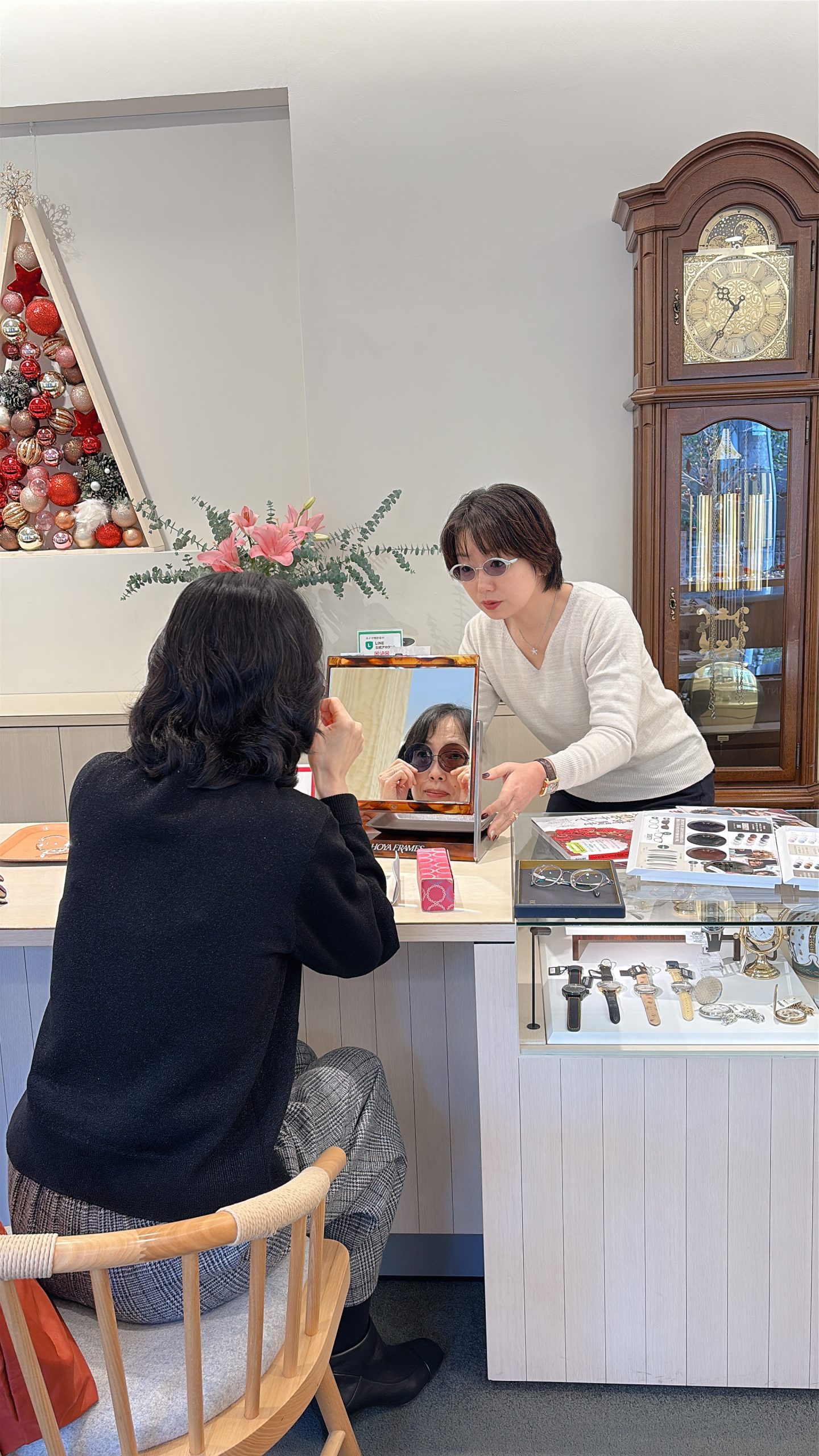 季節に関係なく、「勝手にサングラスになるメガネ」は重宝します